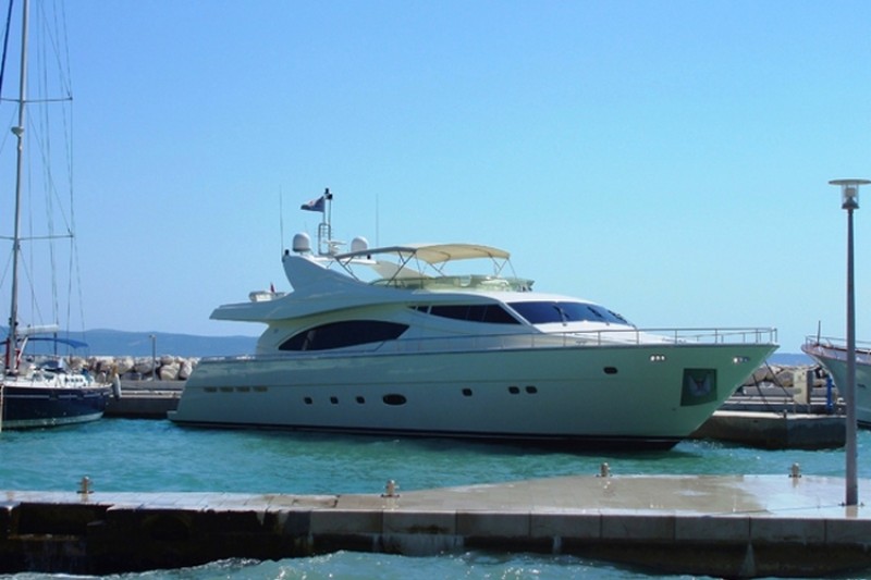 Ferretti 880