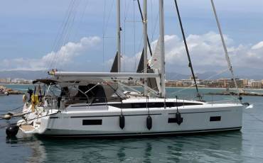 Bavaria C42, Blue Eyes