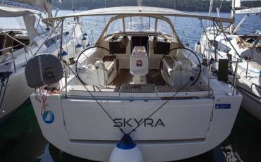 Dufour 412 GL, Skyra