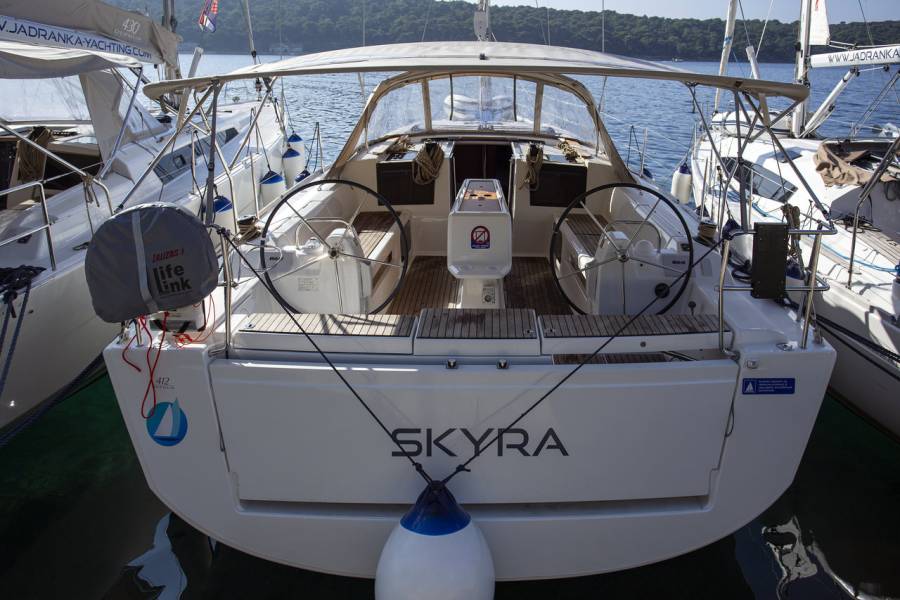 Dufour 412 GL, Skyra