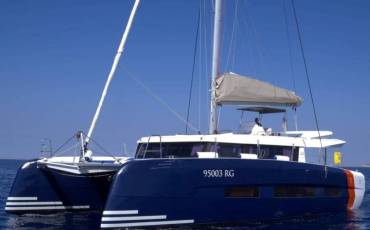 Dufour 48 Catamaran, Yam