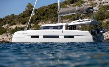 Dufour 48 Catamaran, Uma