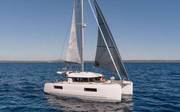 Lagoon 40, Monarch