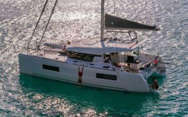 Lagoon 40, Manu