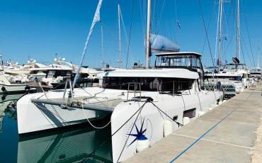 Lagoon 42, Burguesinha