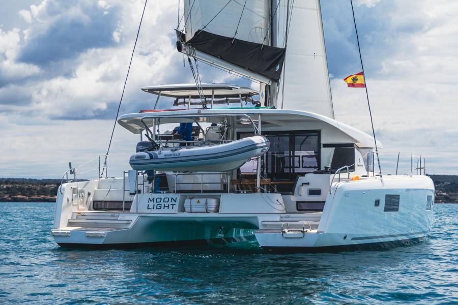 Lagoon 42, Moonlight