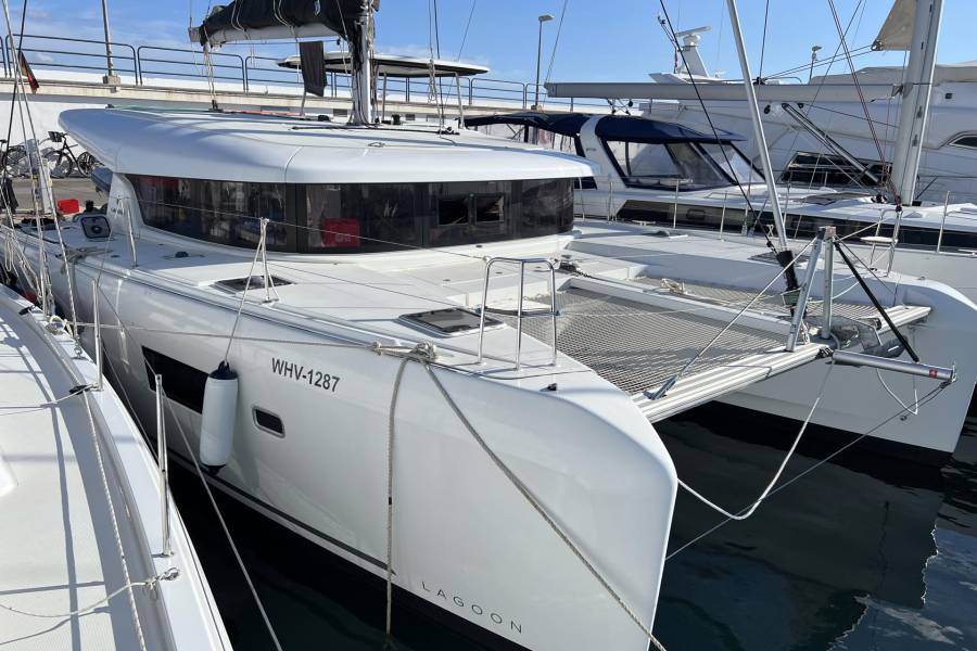 Lagoon 42, Moonlight