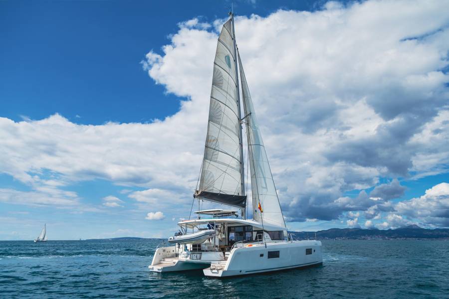 Lagoon 42, Moonlight