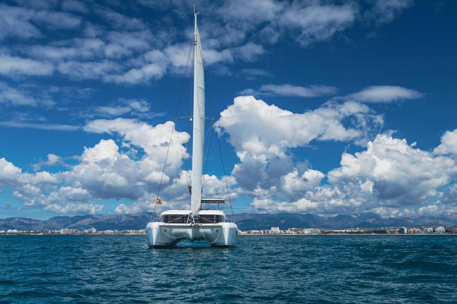 Lagoon 42, Moonlight