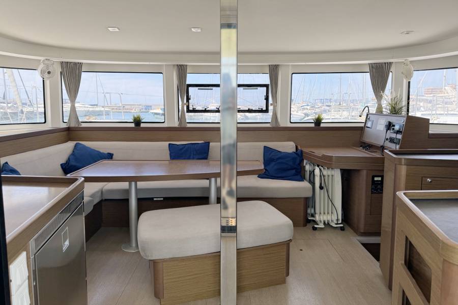 Lagoon 42, Moonlight