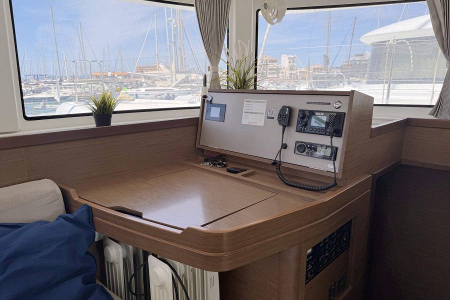 Lagoon 42, Moonlight