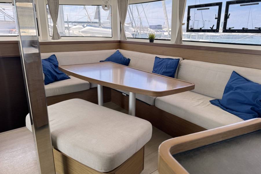 Lagoon 42, Moonlight