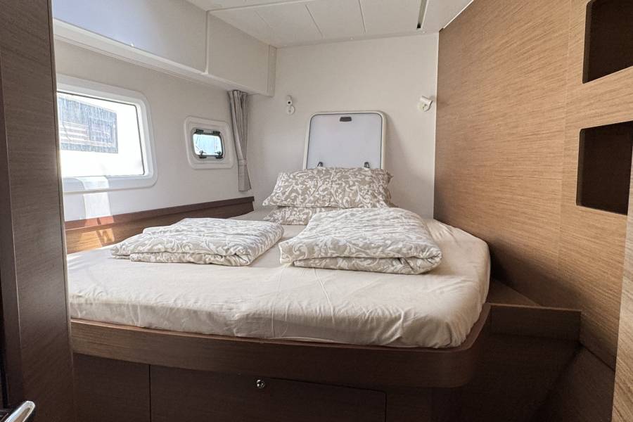 Lagoon 42, Moonlight