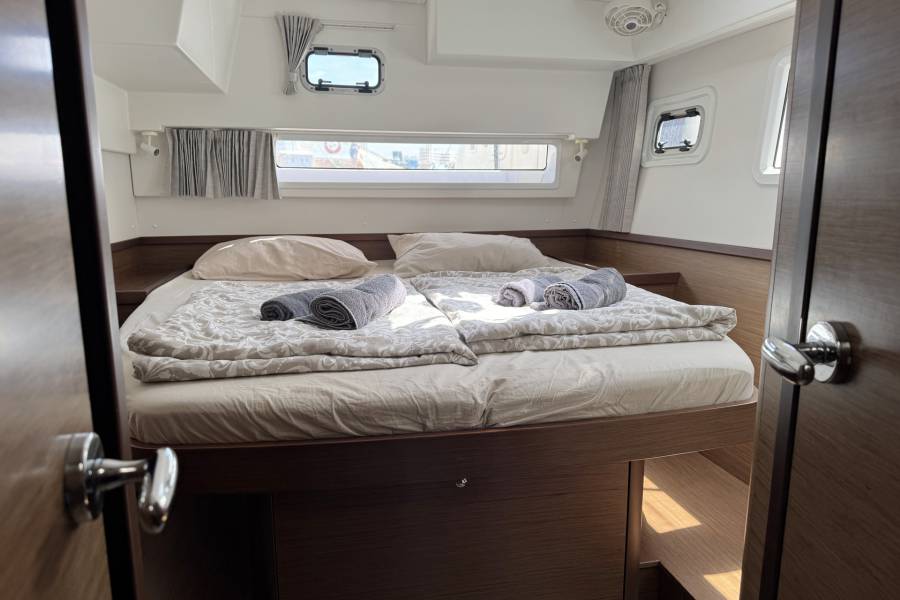 Lagoon 42, Moonlight