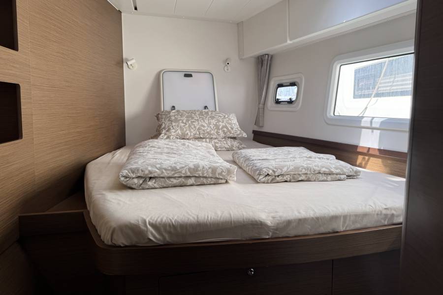 Lagoon 42, Moonlight