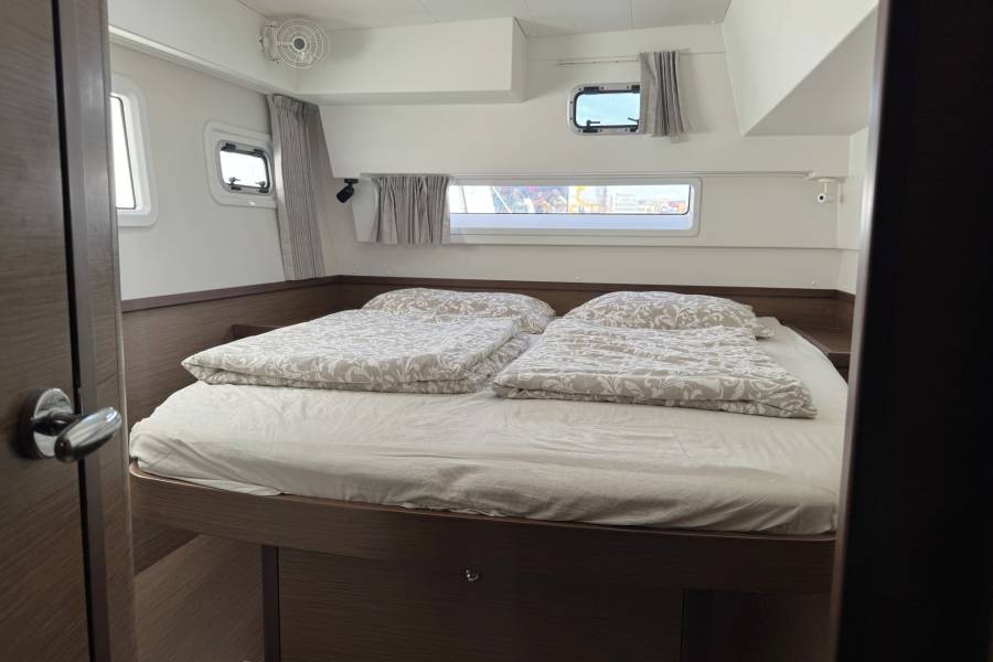 Lagoon 42, Moonlight