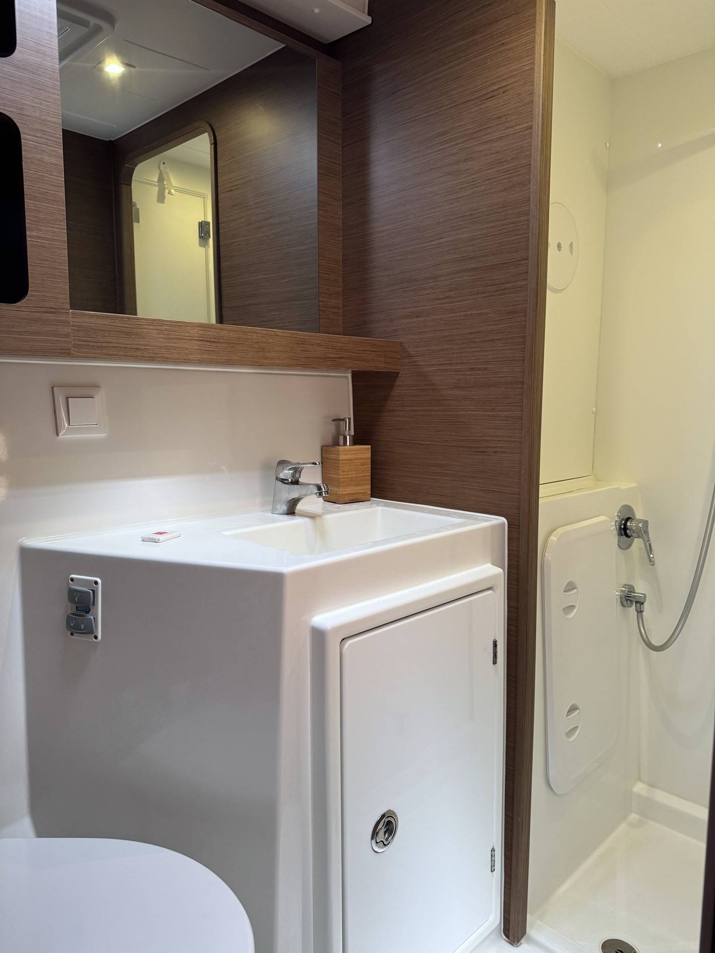 Lagoon 42, Moonlight