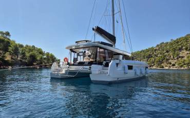 Lagoon 43 Stela