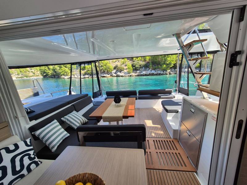 Lagoon 43 Stela