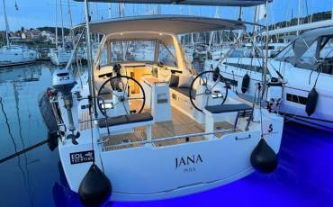 Oceanis 38.1, Jana