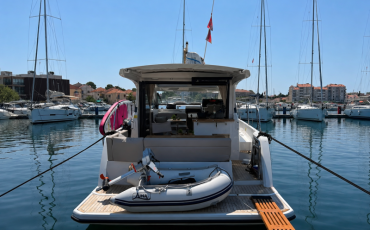 Sealine C335, Min Maity