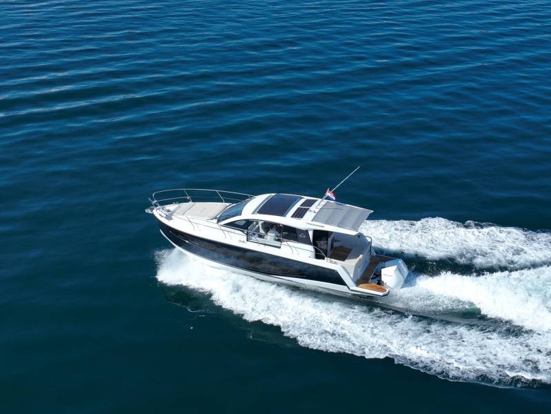 Sealine C335V Stormi