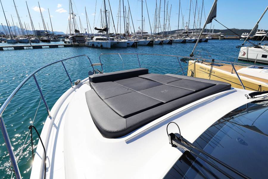 Sealine C390 Tireless