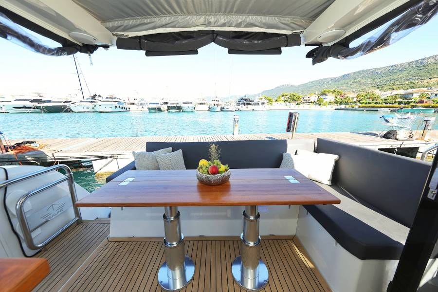 Sealine C390 Tireless