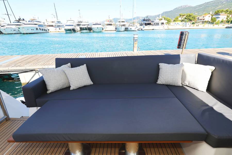 Sealine C390 Tireless